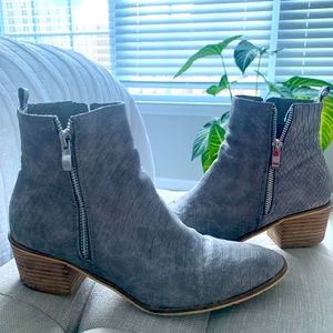 Gray textured boots size 10 (fits more like 9-9.5)